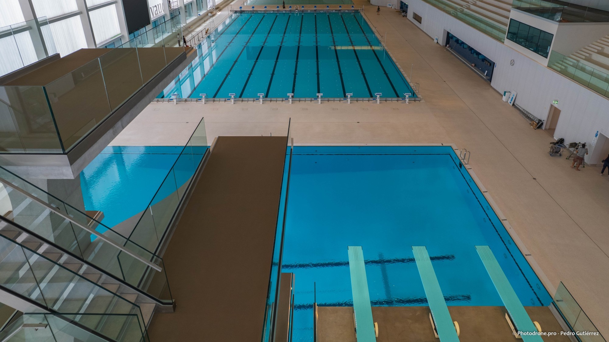 La Vaudoise Aréna c'est désormais, outre les patinoires, deux bassins de natation, dont un de dimension olympique de 50 m sur 25 m et l’autre de loisirs de 30 m sur 25 m, ainsi qu’une fosse à plongeon allant jusqu’à 10 m de hauteur.