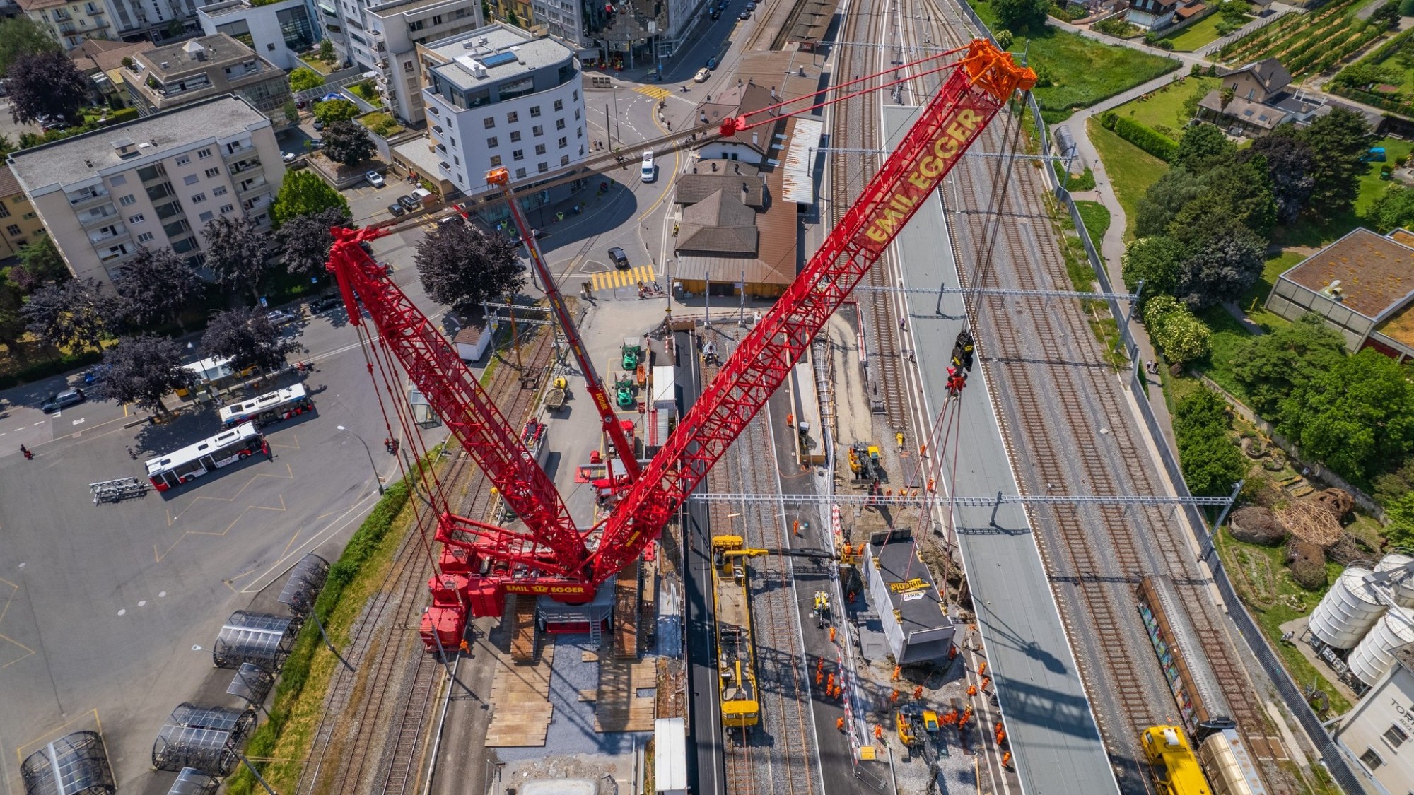 Le passage sous voie de la gare de Martigny déposé par une grue géante Liebherr LR 11000