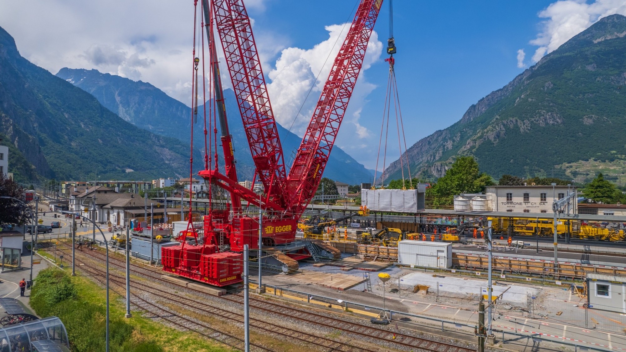 Le passage sous voie de la gare de Martigny déposé par une grue géante