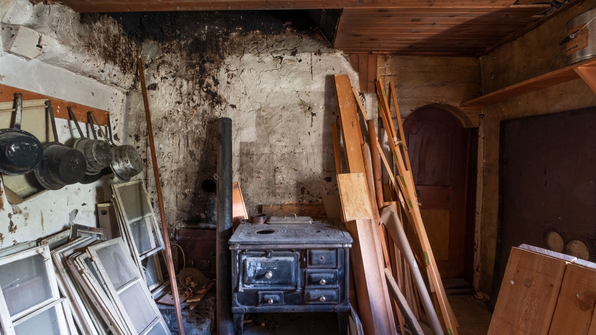 Avant la restauration: la «Trächa» de la cuisine, un foyer ouvert aux murs noircis par la suie, a été conservée.