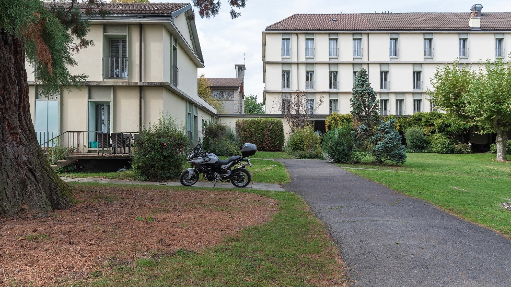 L’église catholique a acheté le site de 18 000 m2 du domaine de La Longeraie en 1911 pour y créer un internat pour enfants dans le besoin. Depuis, le complexe de bâtiments a été agrandi à plusieurs reprises.