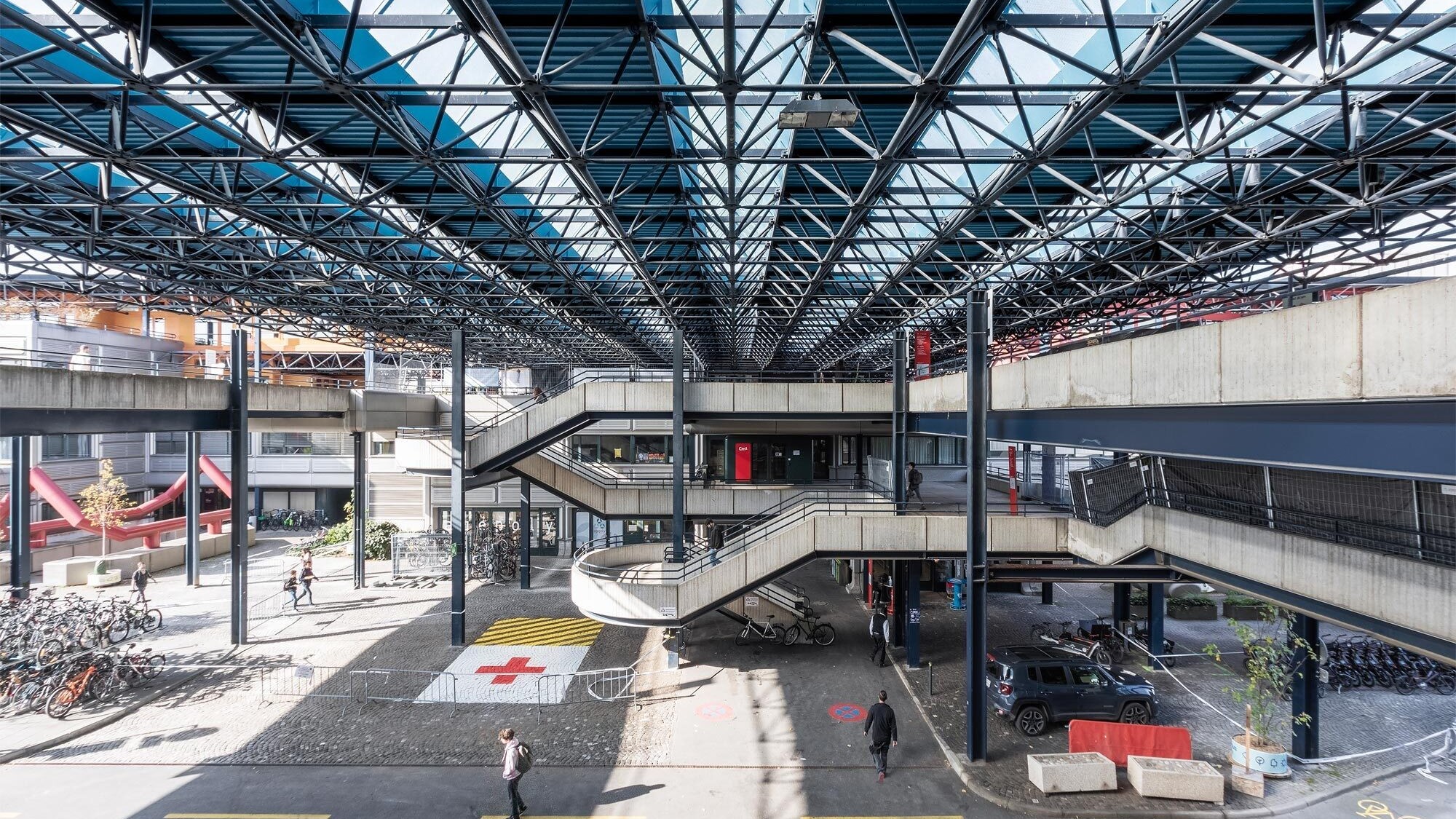 Le projet des architectes zurichois Zweifel & Strickler pour l’aménagement de la première étape du site de l’EPFL se fonde sur un système en grille régulière. Les instituts sont alignés le long d’un axe est-ouest et séparés par des cours. La structure de