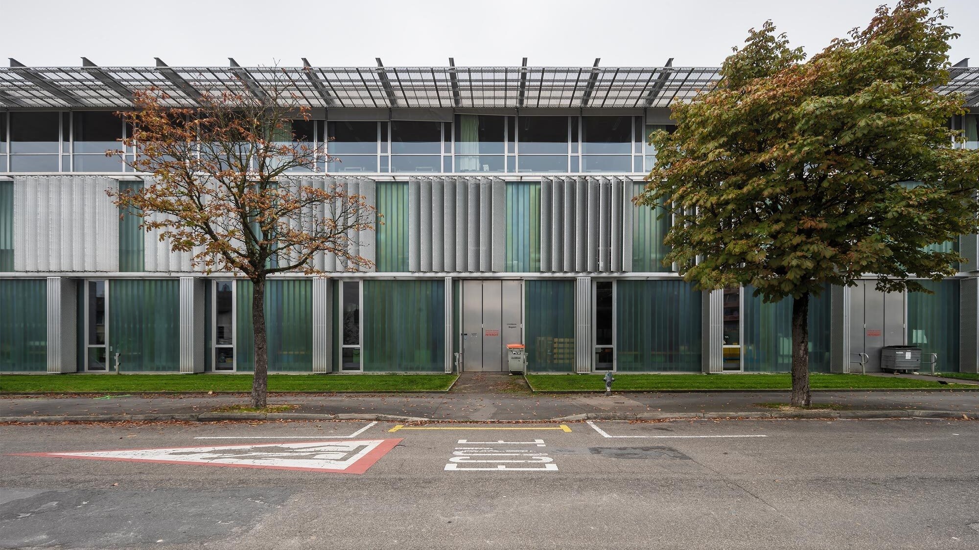 Le Centre d'enseignement professionnel du Nord vaudois forme des apprentis dans les professions techniques et industrielles, avec des grandes salles comme les ateliers et les salles de cours regroupées du côté de la rue. Une bande centrale intérieure offr