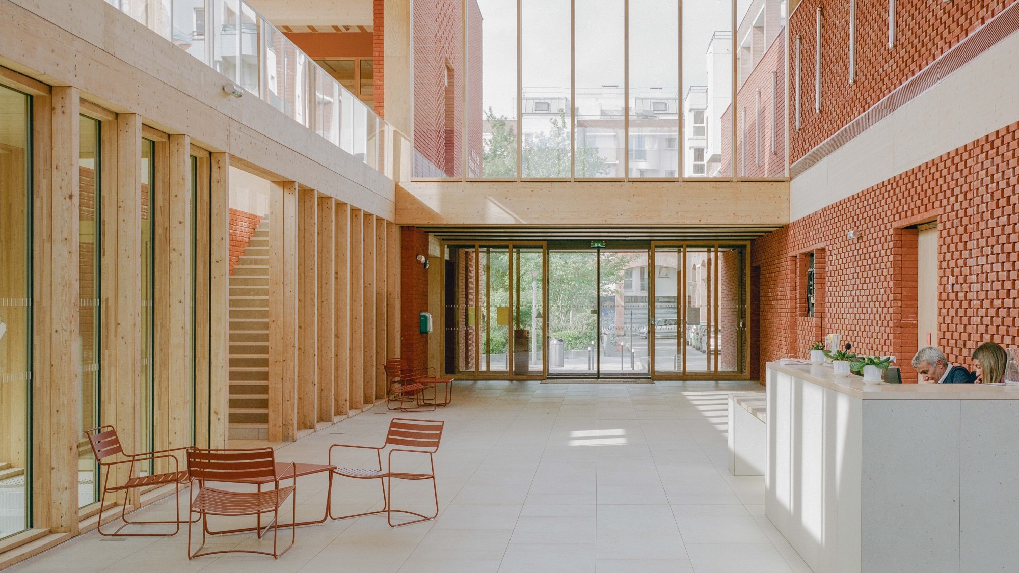 Un espace intérieur calme et épuré, pensé pour offrir confort et sérénité aux usagers.